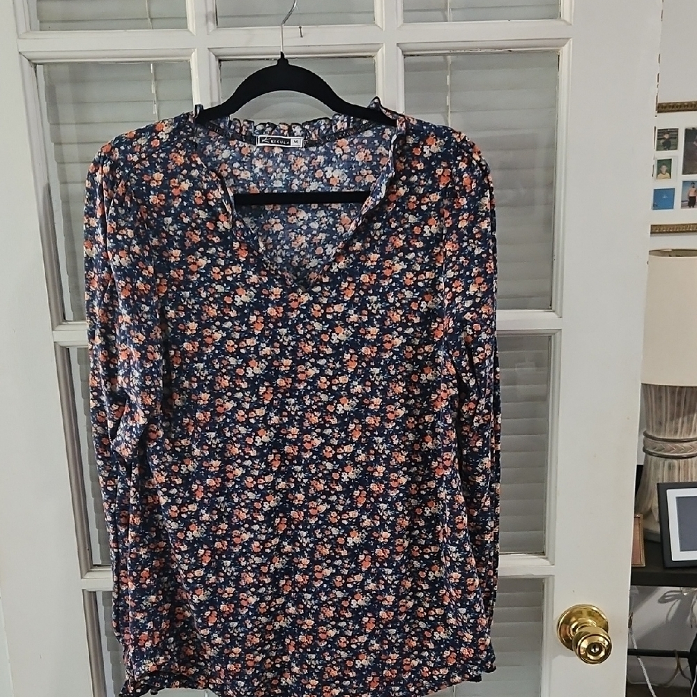 ❤️Kikula Floral Long Sleeve Top. Sz Medium. EUC